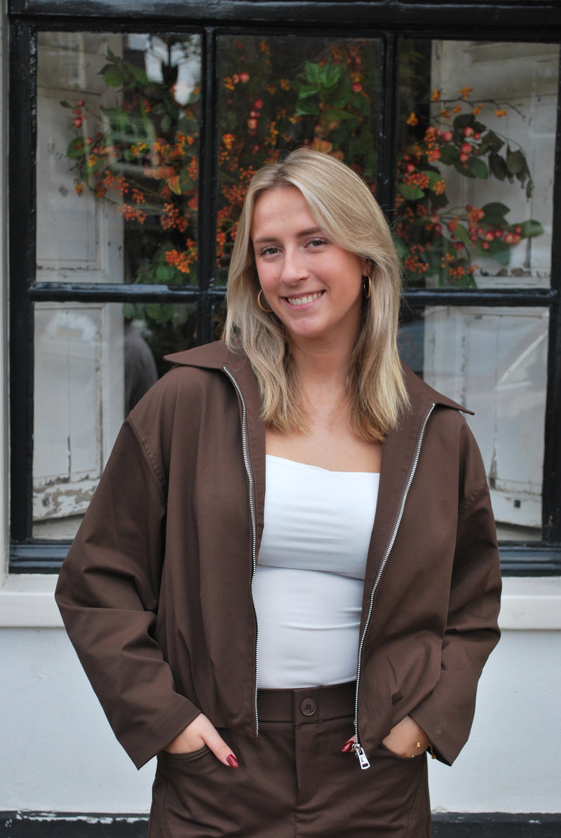 Amelia Ambika Jas - Bruin