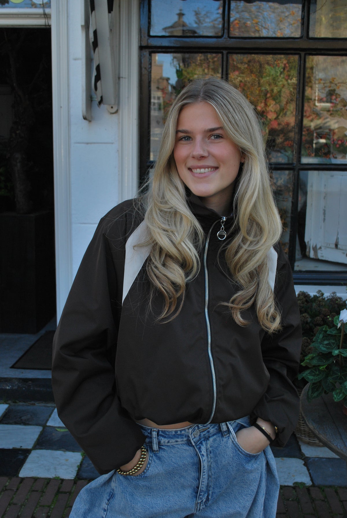 Anna Ambika Jas - Bruin