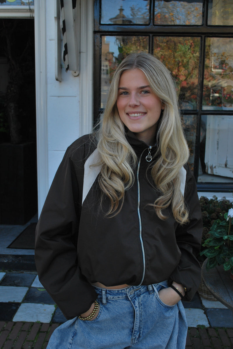 Anna Ambika Jas - Bruin